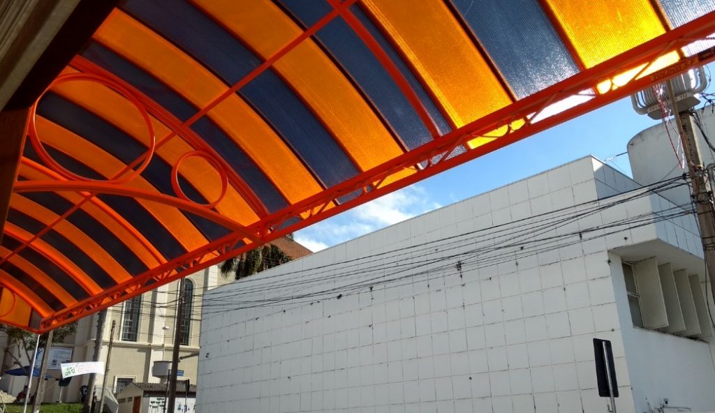 Toldo com as telhas de Policarbonato Alveolar click cor laranja e fumê - Polysolution