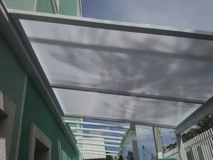 cobertura de Policarbonato INFRA RED com Sistema modular Polysolution Perfil de aluminio Viga-Calha Estrutural Polysolution