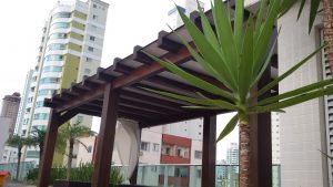 Cobertura de Pergolado de madeira com perfil de aluminio Estrutural H e Perfil F Polysolution