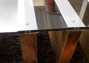 Pergolado de madeira cobertura de vidro e policarbonato com perfil H de 10 mm