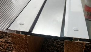 Pergolado de madeira cobertura de vidro e policarbonato com perfil H de 10 mm