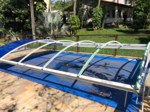 Cobertura de Piscina com Policarbonato Alveolar Azul e Perfil de aluminio PC 5512 - Polysolution