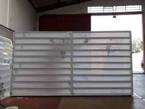 Veneziana-Industrial-aleta-210-mm-branco-leitoso-com-Perfil-aluminio-Polysolution