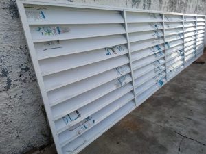 Veneziana-Industrial-aleta-210-mm-branco-leitoso-com-Perfil-aluminio-Polysolution