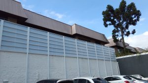 Veneziana Industrial em Policarbonato com Perfis de Aluminio sobre o muro - Privacidade, claridade e ventilação - POlysolution