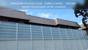 Veneziana Industrial em Policarbonato com Perfis de Aluminio sobre o muro - Privacidade, claridade e ventilação - POlysolution