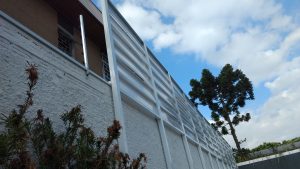 Veneziana Industrial em Policarbonato com Perfis de Aluminio sobre o muro - Privacidade, claridade e ventilação - POlysolution