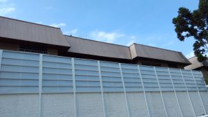 Veneziana Industrial em Policarbonato com Perfis de Aluminio sobre o muro - Privacidade, claridade e ventilação - POlysolution