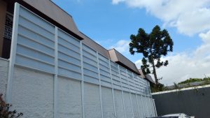 Veneziana Industrial em Policarbonato com Perfis de Aluminio sobre o muro - Privacidade, claridade e ventilação - POlysolution