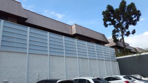 Veneziana Industrial em Policarbonato com Perfis de Aluminio sobre o muro - Privacidade, claridade e ventilação - POlysolution