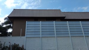 Veneziana Industrial em Policarbonato com Perfis de Aluminio sobre o muro - Privacidade, claridade e ventilação - POlysolution