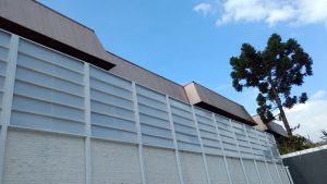 Veneziana Industrial em Policarbonato com Perfis de Aluminio sobre o muro - Privacidade, claridade e ventilação - POlysolution