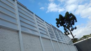 Veneziana Industrial em Policarbonato com Perfis de Aluminio sobre o muro - Privacidade, claridade e ventilação - POlysolution