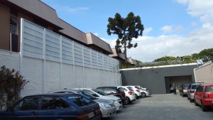 Veneziana Industrial em Policarbonato com Perfis de Aluminio sobre o muro - Privacidade, claridade e ventilação - POlysolution