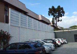 Veneziana Industrial em Policarbonato com Perfis de Aluminio sobre o muro - Privacidade, claridade e ventilação - POlysolution